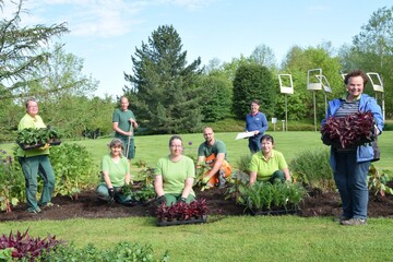  GrtnerInnen der Fa. Garten- und Landschaftsbau Reuter und Bjrn Ehsen beim Setzen der Sommerbepflanzung.