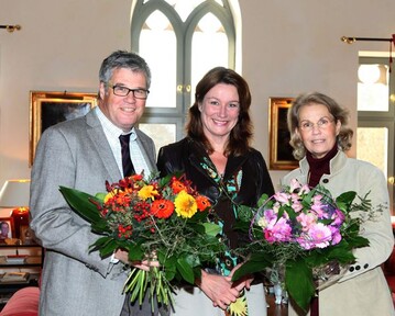 Hanspeter Faas (von links), Heike Boomgaarden sowie Frstin Gabriela zu Sayn-
Wittgenstein-Sayn nach der Ernennung der neuen Pflanzenbotschafter. 