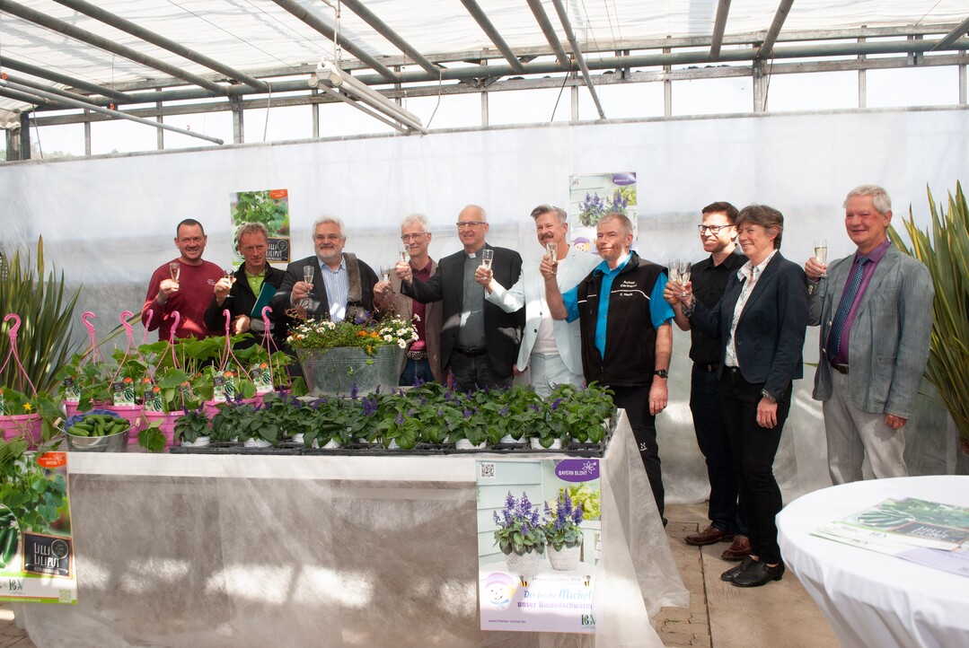 Dekan Klaus Stiegler taufte Michel und Lilli, mit dabei von links nach rechts: Markus Kolb (Auhof-Grtnerei), Herbert Haberler (Vorstand der Interessengemeinschaft Ihre RegionalGrtnerei), Walter Schnell (stellvertretender Landrat des Landkreises Roth), Markus Mahl (Brgermeister der Stadt Hilpoltstein), Klaus Stiegler, Andreas Ammon, (Regionalleiter und Leiter Auhof), Ernst Hauth, (Leiter der Auhof- Grtnerei), Dieter Radloff (BGV-Bezirksvorsitzender fr Mittelfranken), Gundula Holm (Marketingberaterin am Amt fr Ernhrung, Landwirtschaft und Forsten Frth) sowie Josef Hofbauer (Leiter Abteilung Gartenbau am Amt fr Ernhrung, Landwirtschaft und Forsten Frth) 