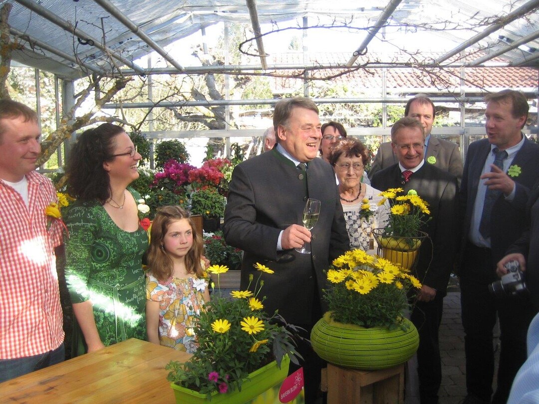 Staatsminister Helmut Brunner tauft die Lachende Lucy, Bayerns Balkonpflanze 2015. Im Bild v. l. Familie Schned, Minister Helmut Brunner, Brgermeister Matthus Mandl (Gangkofen), Landrat Michael Fahmller (Rottal-Inn) und Martin Schwarzer, Vorsitzender der Aktionsgruppe Tag der offenen Grtnerei
