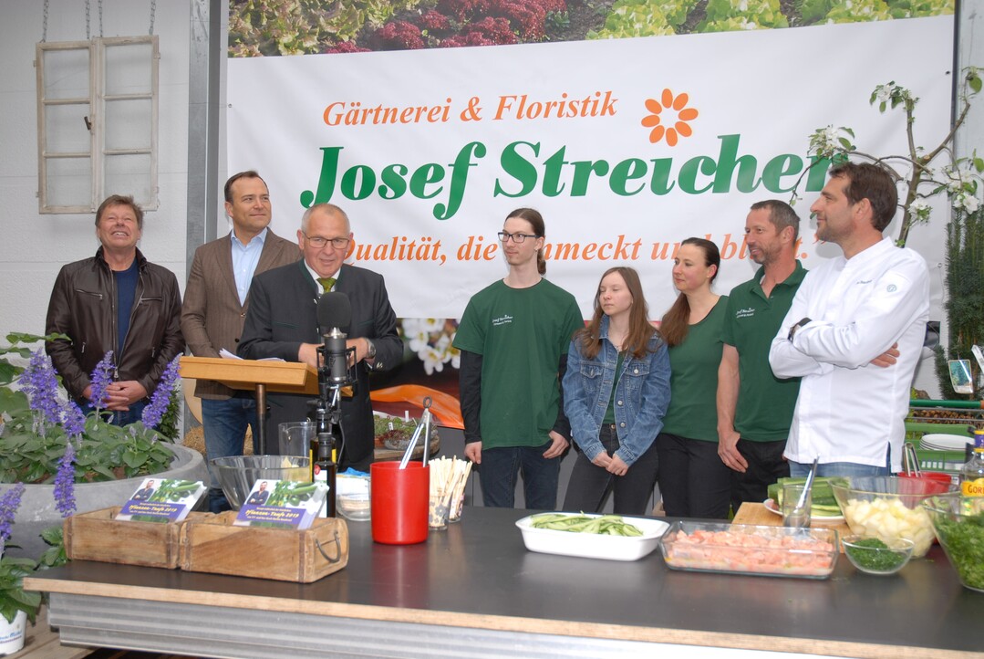 Landrat Thomas Eichinger (zweiter von links) taufte in der Grtnerei Streicher in Utting den Michel, TV- und Starkoch Martin Baudrexel (rechts) bernahm die Patenschaft fr das Gemse des Jahres. Mit im Bild (v.l.n.r.): Uttings Brgermeister Josef Lutzenberger, BGV-Bezirksvorsitzender Josef Holzer und die Familie Streicher. 