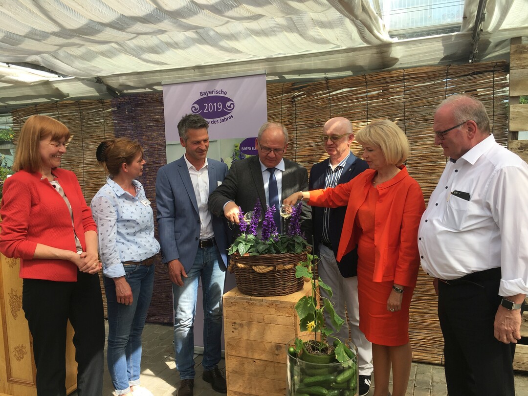 In Unterfranken taufte der neue Regierungsprsident Dr. Eugen Ehmann (Mitte) den Frechen Michel, im Beisein von (v.l.n.r.) Brgermeisterin Ingrid Reifenscheid-Eckert, Gertrud und Frank Schunke Friedrich Reim (BGV-Bezirksvorsitzender fr Unterfranken), Landrtin Tamara Bischof und BGV-Prsident Roland Albert.