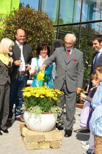 v. l. n. r.: Betriebsinhaber Jochen Engelhard, Margarete Engelhard, Regierungspräsident Dr. Paul Beinhofer und Bürgermeister Dr. Alexander Legler, ganz links Eva-Maria Geiger, Leiterin des Sachgebietes Zierpflanzenbau an der LWG Veitshöchheim, die die Pflanzentaufe moderierte.
