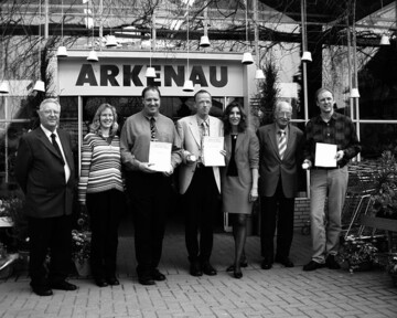 Die Gewinner des Wettbewerbs 
Grtnerei des Jahres 2004 in Niedersachsen und Bremen (von links): Seniorchef Heinz Lameyer, Heike und Bernd Lameyer, Varel. Ralph und Antje Arkenau, Seniorchef Heinrich Arkenau, 
Delmenhorst. Hans-Jrgen Weese, 
Winsen/Luhe