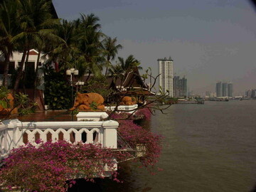 Blick ber den Chao Phraya-River auf Bangkok, der die Stadt teil.