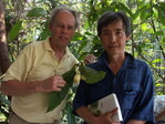 Besuch bei einem Pflanzensammler: wir sahen hier autochtone Gehölze der thailändischen Gebirge. Als Dank für die Führung gab es für Mr. Sattha als Geschenk ein botanisches Bestimmungsbuch der Gehölzflora Nord-Thailands.