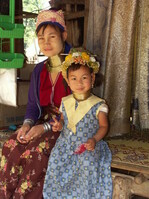 Eine weitere, hier lebende ethnische Minderheit, ebenfalls aus Birma stammend, sind die "Padaung" oder englisch auch "Longneck" genannt. Letzterer Name ist auf die langen Hälse zurückzuführen, weswegen sie im deutschen auch "Giraffenfrauen" genannt werden. Um den Hals und die Knöchel tragen sie Ringe aus Bronze, wovon im Laufe des Lebens ständig mehr hinzugefügt werden. Bereits im Kindesalter wird damit begonnen.