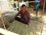 In wenigen Wochen beginnt in Asien die Regenzeit. Darum muss bereits jetzt vorgesorgt und die Häuser neu eingedeckt werden, was etwa im Turnus von drei Jahren notwendig ist. Aus Schilf werden Eindeckungselemente für Dächer und Wände hergestellt, welche dazu um eine Bambusstange gebunden werden.