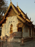 Ein buddhistischer Tempel am Goldenen Dreieck, der hier Chedi genannt wird, in der Abendsonne.