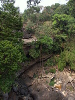 Während der Trockenzeit ist der Tad Say-Wasserfall versiegt. In der Regenzeit von Mai bis September sicher ein tosendes Ungetüm.