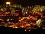 Die historische Altstadt von Lijiang am Abend. Sie wurde 1997 in die UNESCO-Liste des Weltkulturerbes aufgenommen.