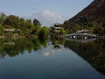 Im "Schwarzen-Drachenteich-Park" spiegelt sich der in der Nähe von Lijiang liegende 5596 m hohe Jadedrachen-Berg im Wasser wider. Natürlich ein besonders beliebtes Fotomotiv, nicht nur bei chinesischen Touristen.