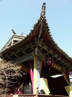 In Lijiang beginnt bereits der typische tibetanischen Baustil. Hier am kunstvoll verzierten Musiktempel ...