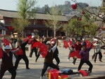 Wie überall in China gab es auch in Lijiang die morgendlichen Tai-Chi-Übungen. Die dafür erforderliche Musik halt aus einem Wiedergabegerät über den Platz.