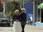 Auch in den neuen Stadtvierteln findet man die älteren Bewohner in der Kleidung ihrer Minderheit. Hier Naxi.