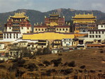 Die legendäre Ganden Sumtseling Gompa, welche heute modern einfach Shangri-la genannt wird, ein 300 Jahre altes tibetisches Kloster. Zu Zeiten der Kulturrevolution zerstört, wurde es inzwischen wieder aufgebaut.