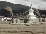 Stupas findet man in Tibet zahlreich. Ohne diese Gebetsfahnen wäre es nicht Tibet.