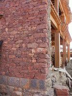 Ganz ohne Mörtel werden die tibetischen Steinhäuser errichtet. Passgenau und filigran sind die Steine ineinander gearbeitet.