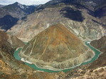 Die "Große Biegung von Shigu". Wegen dieses Kalksteinmassivs ändert der Yangtze hier seine Richtung, fließt quer durch China, anstatt in die Andamanensee, und mündet somit bei Shanghai ins Ostchinesische Meer.