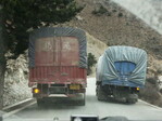 Die schweren chinesischen Hino-Lastwagen überholen sich auch noch auf diesen Gebirgsstraßen. Durch den Staub sehen nachfolgende Fahrzeuge kaum noch etwas. Viel problematischer sind aber die immensen Erschütterungen. Bereits diese lösen regelmäßige Felsabbrüche aus, die lebensgefährlich sein können.
An der einen Straßenseite geht es 2000 Meter bergauf, auf der anderen 2000 Meter bergab. Hier kennt man generell auch keine Leitplanken.