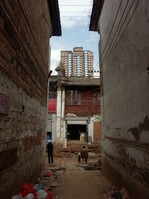 Blick vom alten Stadtzentrum Kunmings auf die Moderne. Nach chinesischen Maßstäben kann man die inzwischen zehn Millionen Einwohner zählende Stadt heute aber noch immer als "verschlafene Kleinstatdt" bezeichnen.