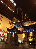 Nur noch wenige Dokumente aus vergangener Zeit sind in Kunmings Stadtzentrum heute zu finden. Bisher verfuhr man in China nach der Devise "Altes muss Neuem weichen". Inzwischen fand aber ein Umdenken statt und man rekonstruiert und renoviert.