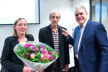 Piet Kniest empfing aus den Hnden des Vorsitzenden Jos Kersten (r) die goldene Nadel fr 50 Jahre Transportdienste fr Plantion und seine Vorlufer.