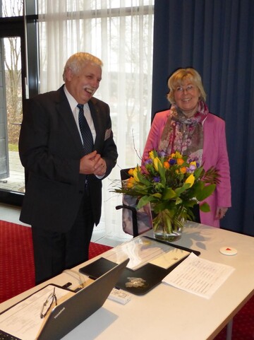INDEGA-Prsident Prof. Dr. Matthias Diezemann verabschiedet Monika Reimann nach 19-jhriger Ttigkeit als Schatzmeisterin aus dem Prsidium.