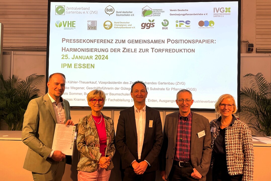 Stellten im Rahmen der IPM ESSEN das gemeinsame Positionspapier zur Torfreduktion vor (v.l.): Moderator Philip Testroet, Referatsleiter Gartenbau und Umwelt (IVG), Eva Kähler-Theuerkauf, Vizepräsidentin des Zentralverbandes Gartenbau (ZVG), Thomas Kramer, Sprecher der Fachabteilung Substrate, Erden, Ausgangsstoffe im IVG, Niels Sommer, Bund deutscher Baumschulen (BdB) e.V. sowie Ulrike Wegener, Geschäftsführerin der Gütegemeinschaft Substrate für Pflanzen (GGS).