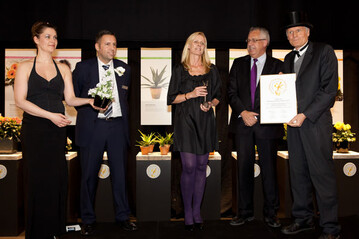 Der dnische Transportminister Hans Christian Schmidt berreichte am Dienstag auf der grten Pflanzenmesse der Welt, der IPM in Essen, die Antwort der Pflanzenbranche auf den Golden Globe - den Floradania Innovation Award.