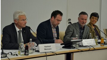 ZVG-Vizeprsident Hartmut Weimann (li.) pldiert fr eine engere Zusammenarbeit zwischen Wissenschaft und Praxis und unterstreicht die aktive Untersttzung des Zentralverbandes Gartenbau (ZVG); (v.l.n.r. Hartmut Weimann, Vizeprsident, Zentralverband Gartenbau (ZVG); Christopher Straeter, Forschungskoordinator, WeGa - Kompetenznetz Gartenbau; Prof. Dr. Andreas Ulbrich, Hochschule Osnabrck; Prof. Dr. Traud Winkelmann, Leibniz Uni-versitt Hannover). 