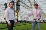 Dr. Grégoire Hummel und Georg Hanka (rechts) präsentieren im Betrieb Hanka in Kempen
das „PlantEye“, ein System zur automatisierten Erfassung von physikalischen Pflanzenparametern
und zur Analyse und Dokumentation der gemessenen Daten.