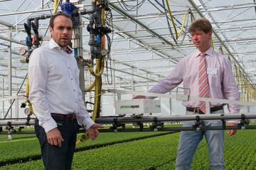 Dr. Grgoire Hummel und Georg Hanka (rechts) prsentieren im Betrieb Hanka in Kempen
das PlantEye, ein System zur automatisierten Erfassung von physikalischen Pflanzenparametern
und zur Analyse und Dokumentation der gemessenen Daten.