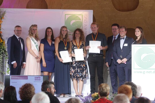 (von links) ZVG-Prsident Jrgen Mertz, Blumenfee Annika Stroers, AdJ-Bildungsreferentin