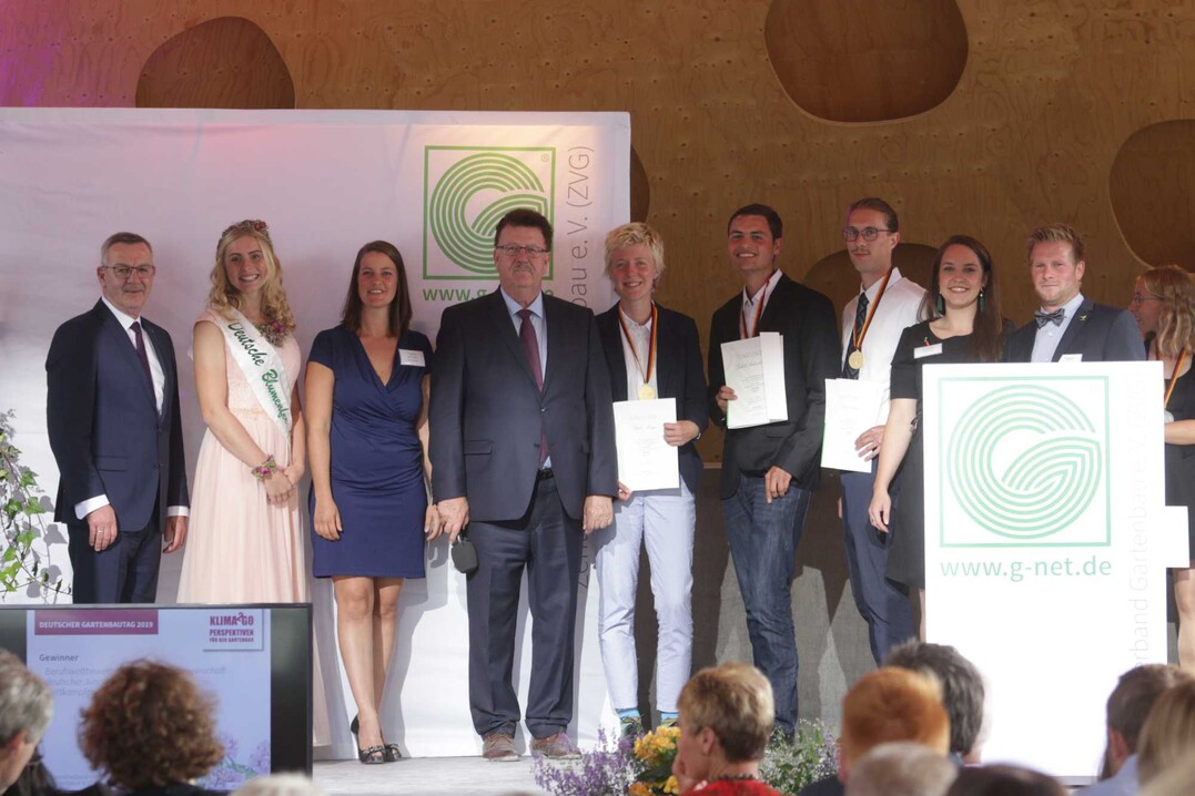 (von links) ZVG-Prsident Jrgen Mertz, Blumenfee Annika Stroers, AdJ-Bildungsreferentin