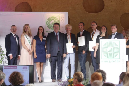 (von links) ZVG-Prsident Jrgen Mertz, Blumenfee Annika Stroers, AdJ-Bildungsreferentin