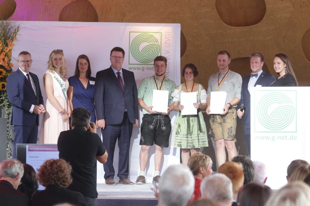 (von links) ZVG-Prsident Jrgen Mertz, Blumenfee Annika Stroers, AdJ-Bildungsreferentin