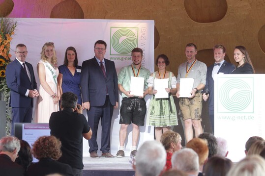 (von links) ZVG-Prsident Jrgen Mertz, Blumenfee Annika Stroers, AdJ-Bildungsreferentin