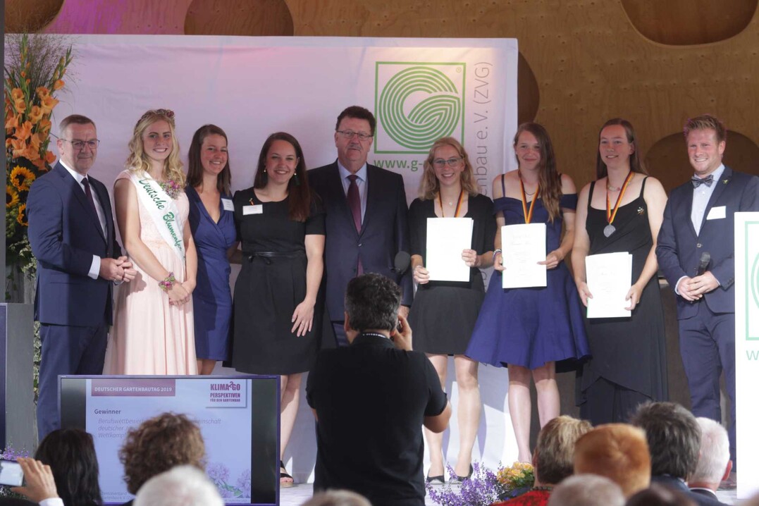 (von links) ZVG-Prsident Jrgen Mertz, Blumenfee Annika Stroers, AdJ-Bildungsreferentin