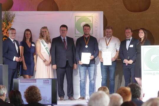 von links) ZVG-Prsident Jrgen Mertz, AdJ-Bildungsreferentin Sina Endres, Blumenfee