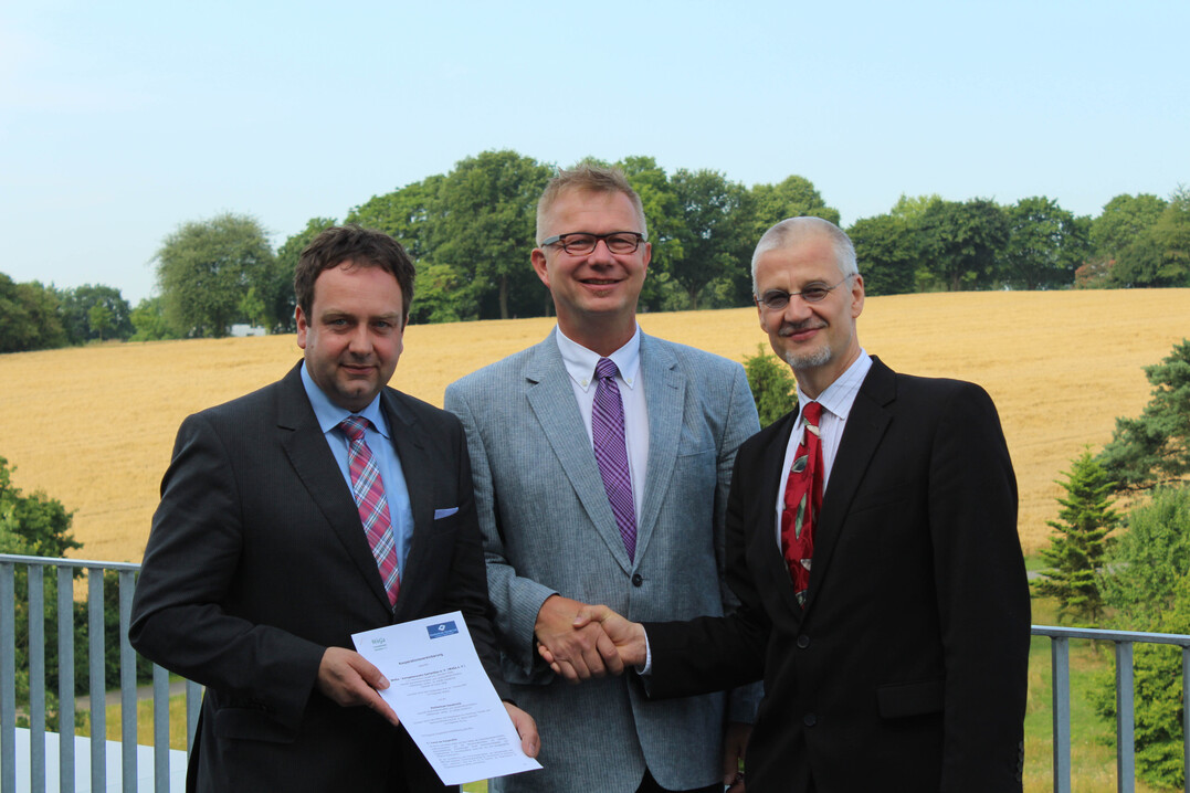 Übergabe der Kooperationsvereinbarung mit WeGa-Geschäftsführer Christopher Straeter, Prof. Dr. Bernd Lehmann (Vizepräsident der Hochschule Osnabrück und Dekan Fakultät AuL) und WeGa-Vorsitzender Prof. Dr. Thomas Rath (Fakultät AuL, HS Osnabrück).
