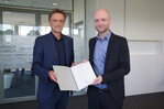 Begrüßung auf dem Campus Westerberg: Zum Start des Wintersemesters überreichte Prof. Dr. Andreas Bertram (links), Präsident der Hochschule Osnabrück, dem neuberufenen Professor Dr. Mario Theers die Berufungsurkunde für die Stiftungsprofessur „Autonome, kollaborative Agrar- und Sensorsysteme“.