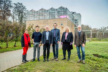Nach zwei Jahren Bauzeit folgte nun die offizielle Erffnung der Indoorfarm an der Hochschule Osnabrck, von links: Christel Tesch, Niederschsisches Ministerium fr Wissenschaft und Kultur; Sebastian Deck, Wissenschaftlicher Mitarbeiter und Koordinator des Forschungszentrums Agrarsysteme der Zukunft; Prof. Dr. Andreas Ulbrich, Professor fr Gemseproduktion- und verarbeitung Hochschule Osnabrck; Prof. Dr. Andreas Bertram Hochschulprsident; Julika Bruning, Projektleiterin Hochschule Osnabrck und Martin Ferner, Hdepohl.Ferner Architektur- und Ingenieurgesellschaft mbH.
