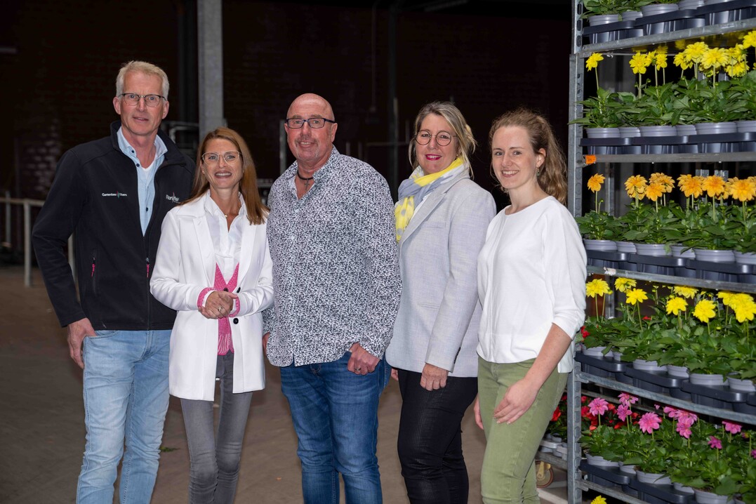 Von links: Von Eurofleurs Elbers: Maarten Welvaarts, Produktionsleiter, Ann Elbers, Geschäftsführung, Heinz-Peter Rattmann, Ausbilder und zuständig für KLIMA.PROFIT im Unternehmen. Von Agrobusiness Niederrhein: Simone de la Motte und Kathrin Poetschki.