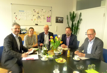 Am 29. Mrz 2017 trafen sich die Geschftsfhrer der Branchenverbnde BHB, IVG, VDG und ZVG in Kln. Von links: Dr. Peter Wst (BHB), Anna Hackstein (IVG), Peter Botz (VDG), Bertram Fleischer (ZVG) und Alwin Reintjes (IVG)