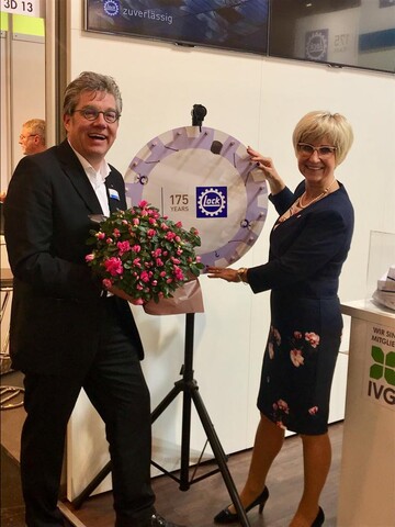 Frank Lock, Geschftsfhrer Lock Antriebstechnik GmbH, mit Eva Khler-Theuerkauf, Prsidentin Landesverband Gartenbau NRW