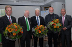 Professor Dr. Ludger Hendriks, Forschungsanstalt Geisenheim, ZVG-Generalsekretär Dr.
Siegfried Scholz, Hartmut Weimann, Präsident des Württembergischen Gärtnereiverbandes
(WGV) sowie Dr. Karl Schockert, Ministerium für Umwelt, Landwirtschaft, Ernährung, Weinbau
und Forsten Rheinland-Pfalz, mit ZVG-Präsident Heinz Herker, der für die Impulse aus der Diskussion heraus dankte (von links nach rechts).