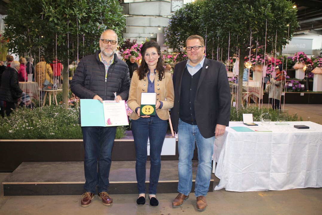 Zwei Groe Goldmedaillen der DGB  verlieh die Jury Gaby Haufe von der Floristmeisterschule Stuttgart-Hohenheim. Sie nahm den Preis fr ihr Meisterteam entgegen. Die Medaillen berreichten Klaus Gtz, Prsident des Fachverbands Deutscher Floristen (li.) und Rdiger Eckardt, Ausstellungsbevollmchtiger der DGB in Heilbronn.