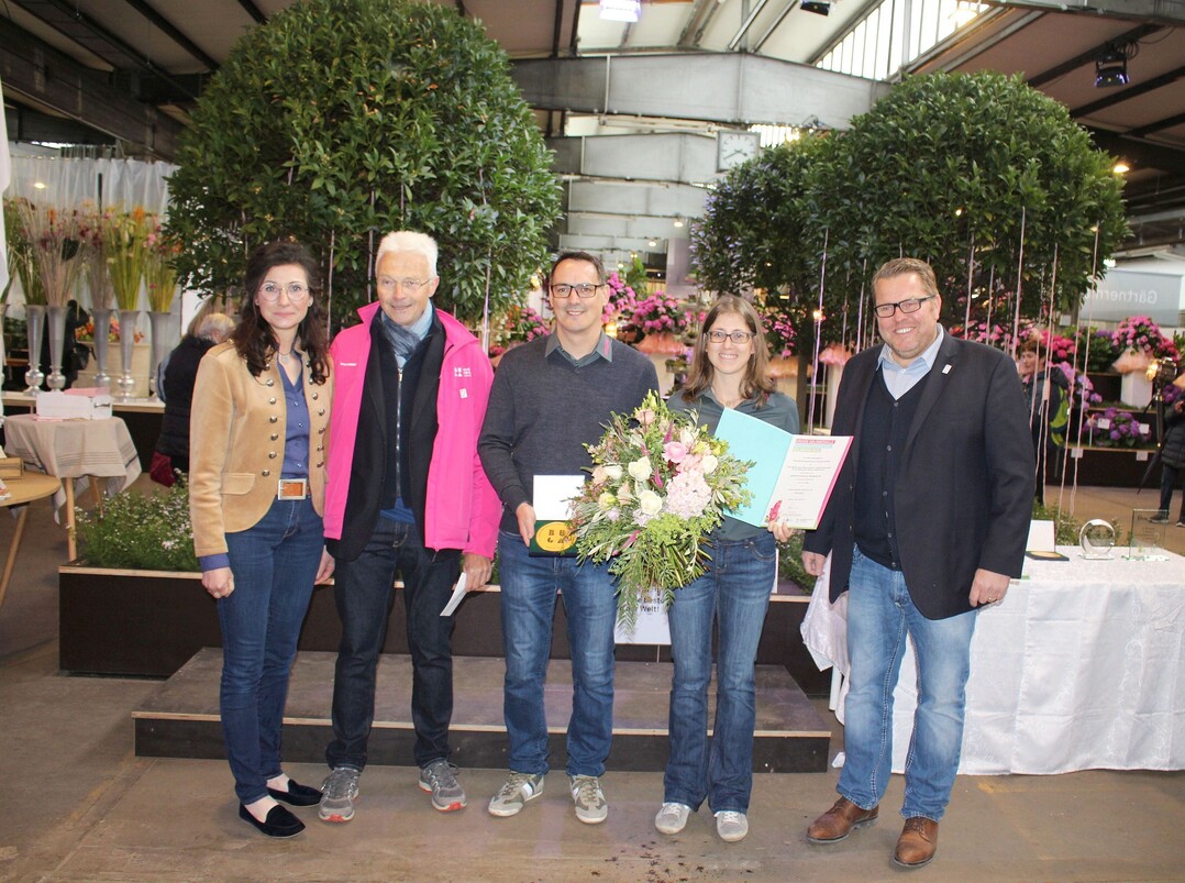 Die Groe Goldmedaille der DBG gab es fr Andreas und Vivian Pellens. Es gratulierten (v.r.) Rdiger Eckardt, Ausstellungsbevollmchtiger der DGB, Hartmut Weimann, Vizeprsident des Gartenbauverbands Baden-Wrttemberg-Hessen, und Gaby Haufe, Floristmeisterschule Stuttgart-Hohenheim.