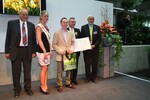 Das Blumenhaus-Gärtnerei Haag aus Stuttgart bekam den Ehrenpreis der Rheinischen Treuhandstelle für Dauergrabpflege GmbH für eine vorbildliche Gestaltung eines Urnengra-bes.
